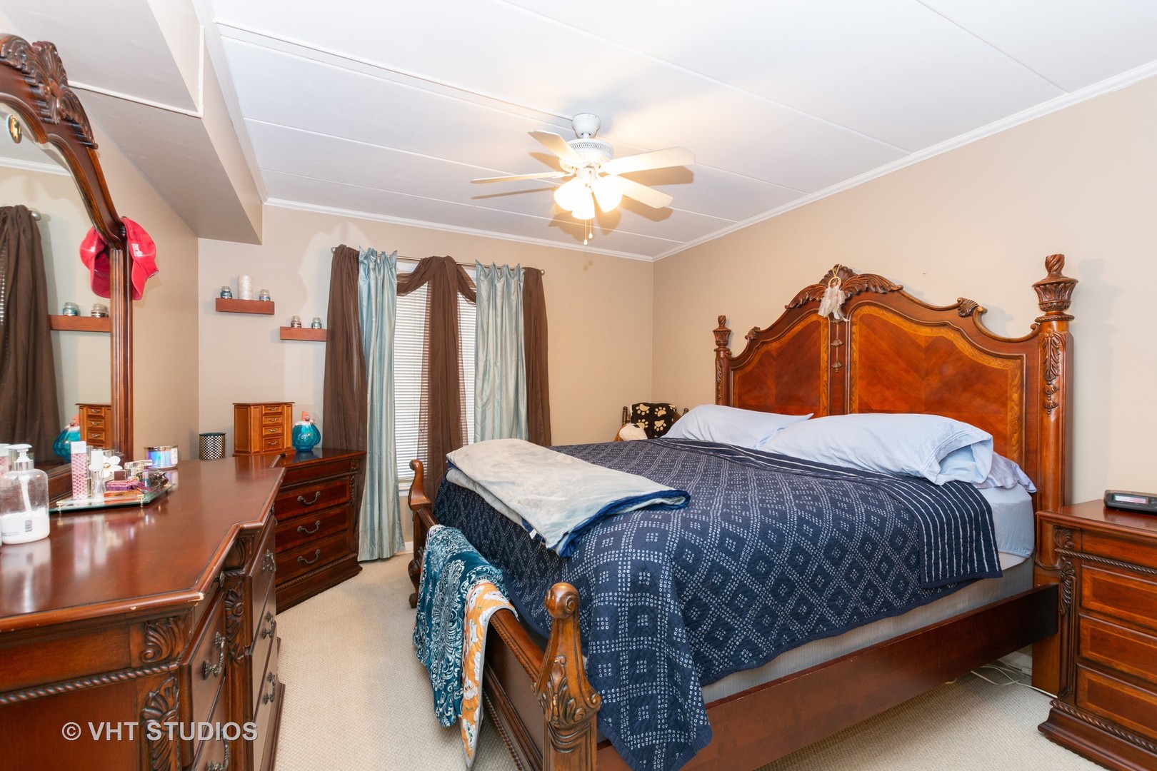 9830 Sayre Avenue, Unit 1 Chicago Ridge, IL 60415 - Photo 7 of 11 a bedroom with a bed and a chandelier