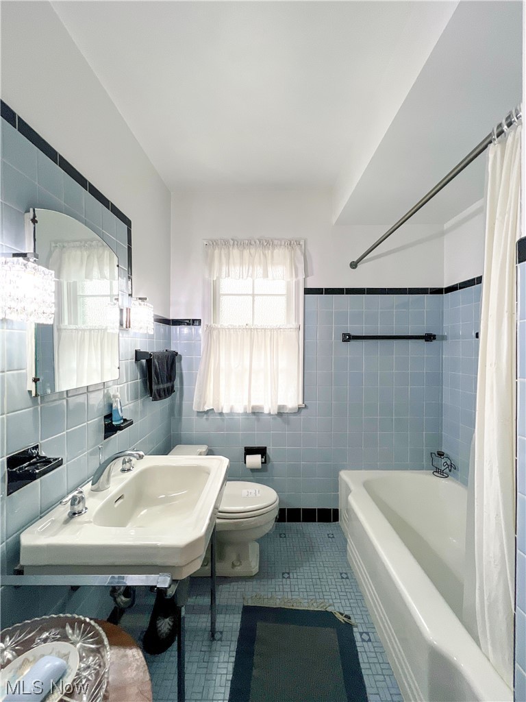 2610 Edgehill Road Cleveland, OH 44106 - Photo 11 of 28 attached bathroom in the 1st floor with a bath tub