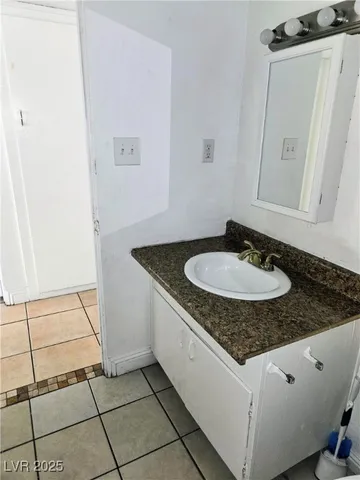 $985 | 908 North Jones Boulevard, Unit B, Las Vegas, NV 89108