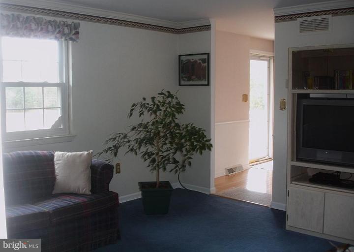 17201 Troyer Road Monkton, MD 21111 - Photo 4 of 27 Living Room