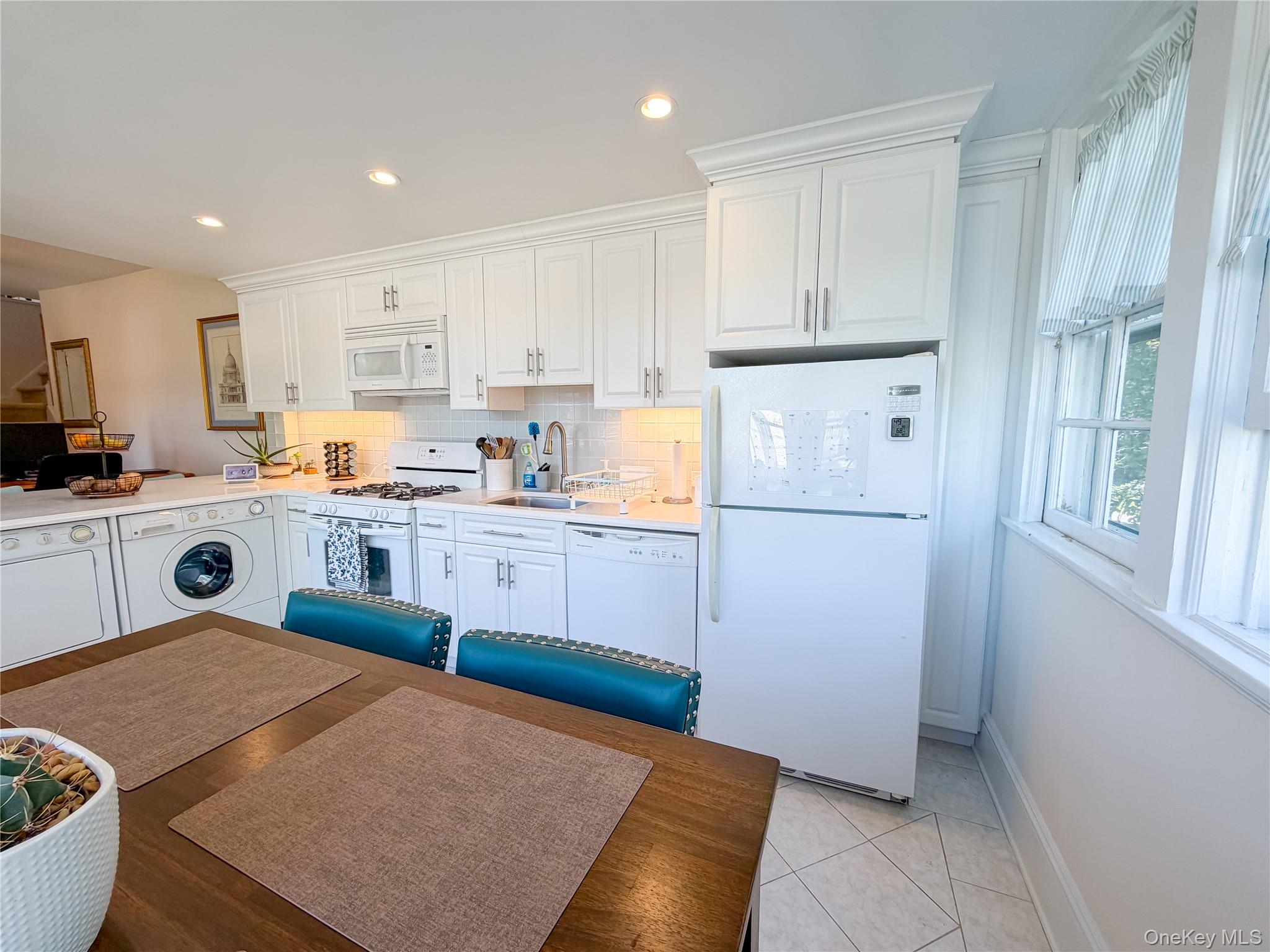 43 West Neck Road, Unit 1 Huntington, NY 11743 - Photo 7 of 12 Gas Cooking