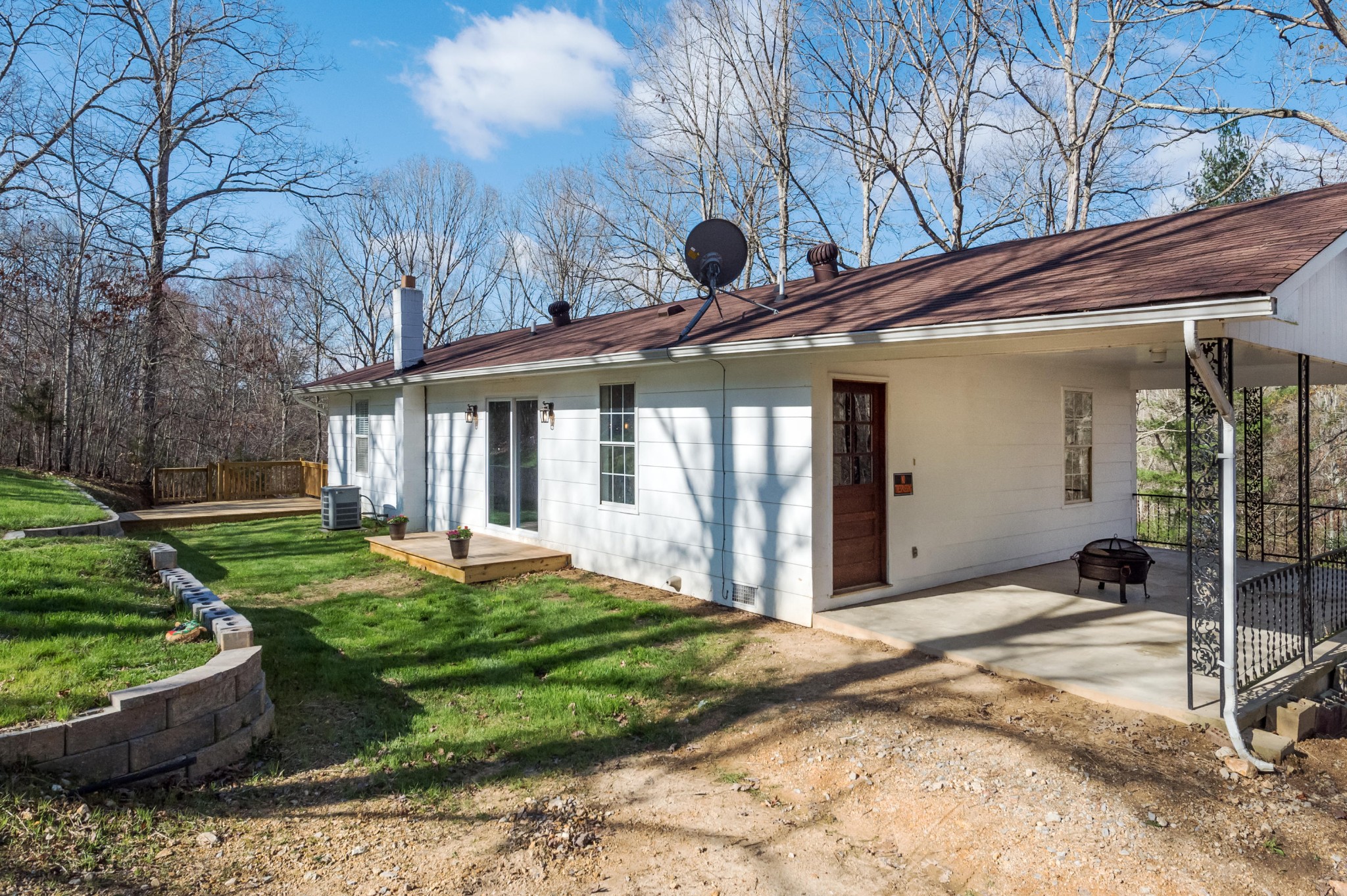 2324 Branch Road Loudon, TN 37774 - Photo 20 of 27 a view of a house with backyard and sitting area