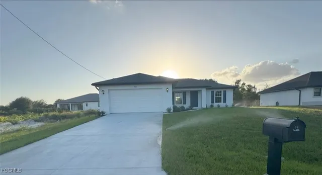 a view of a house with a yard