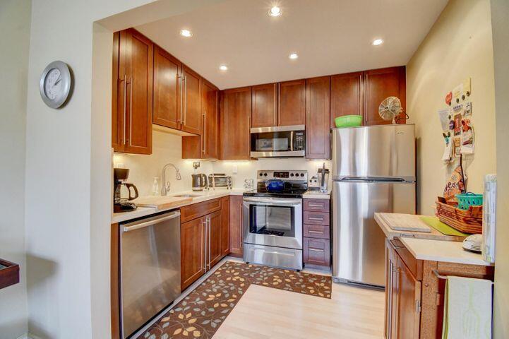 752 Normandy P Delray Beach Delray Beach, FL 33484 - Photo 1 of 27 Kitchen