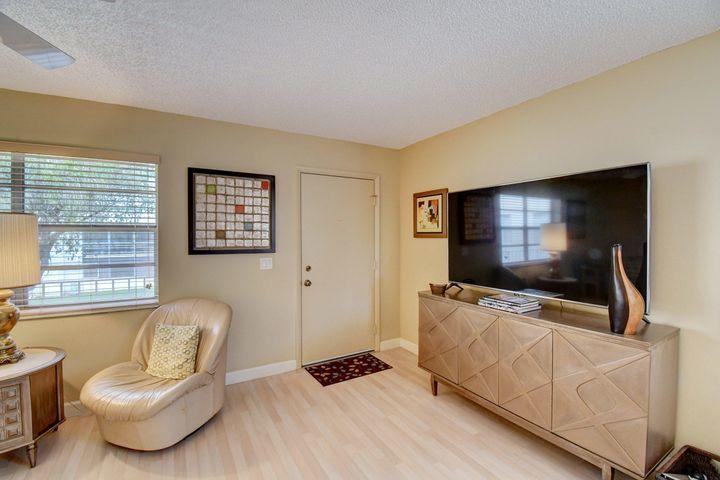 752 Normandy P Delray Beach Delray Beach, FL 33484 - Photo 5 of 27 Living room