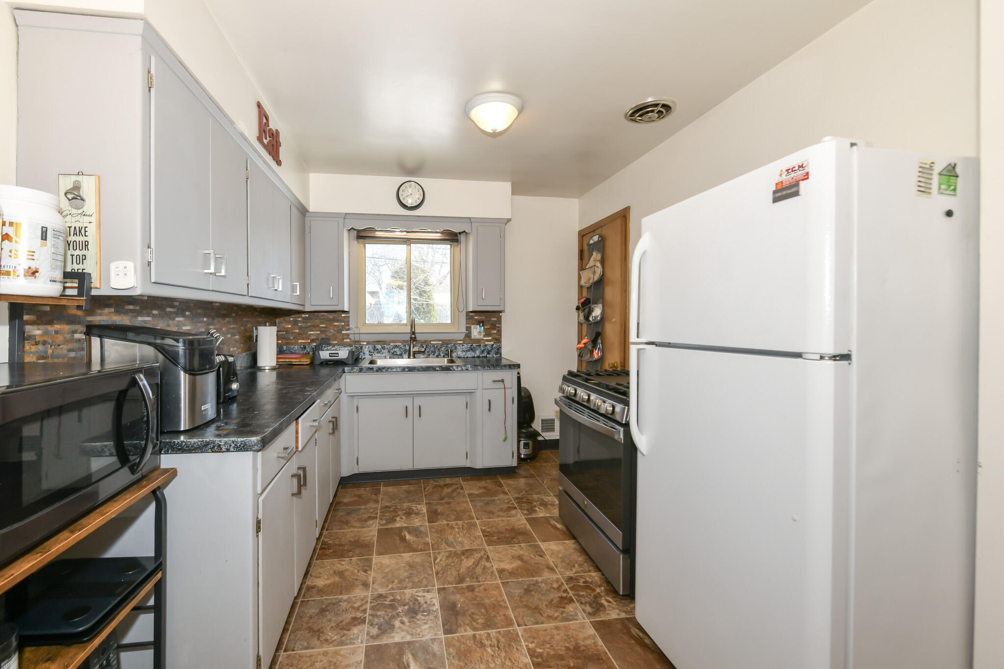 703 Perry Avenue Mount Pleasant, WI 53406 - Photo 9 of 23 HEN_ (11)