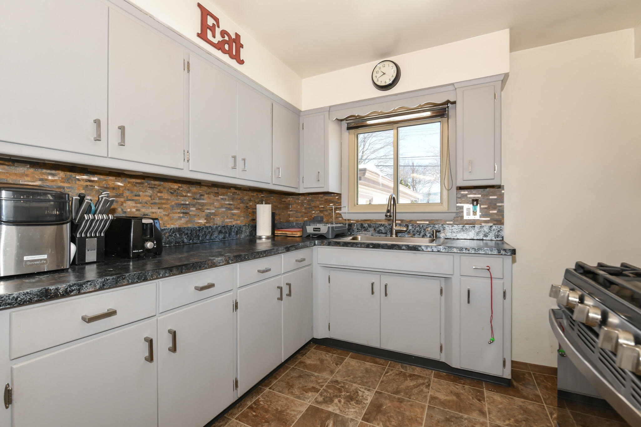 703 Perry Avenue Mount Pleasant, WI 53406 - Photo 10 of 23 HEN_ (12)