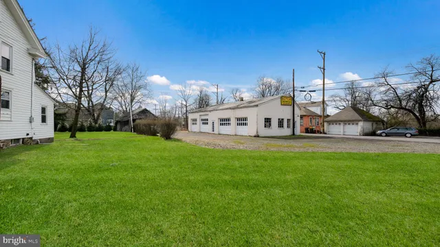 a view of a house with backyard