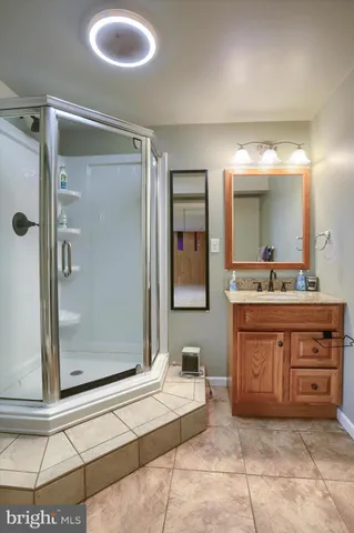 a view of a yard with a house