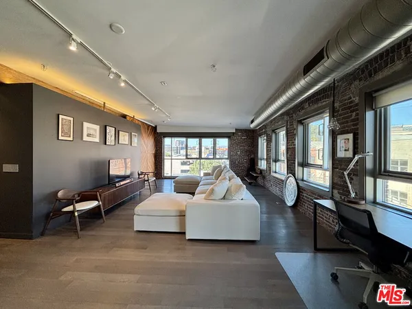 $5,900 | 527 Molino Street, Unit 401, Los Angeles, CA 90013