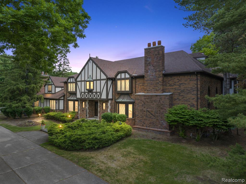 4670 Cove Road West Bloomfield, MI 48323 - Photo 2 of 37