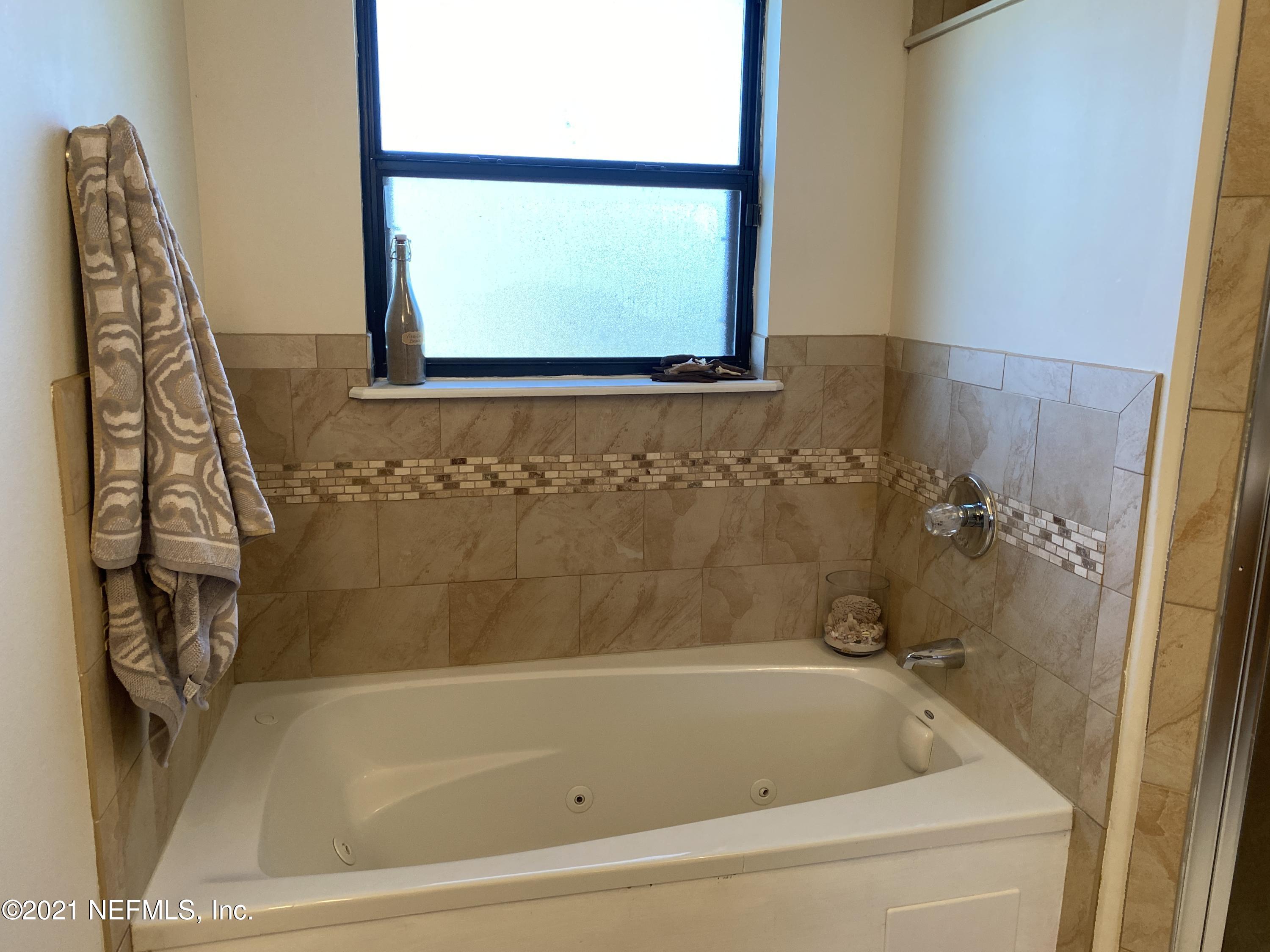 3021 Nautilus Road Middleburg, FL 32068 - Photo 19 of 25 a bathroom with a bathtub