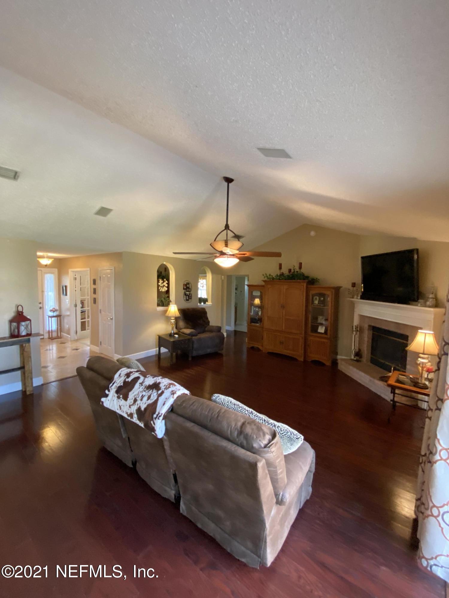 3021 Nautilus Road Middleburg, FL 32068 - Photo 8 of 25 a living room with furniture flat screen tv and wooden floor