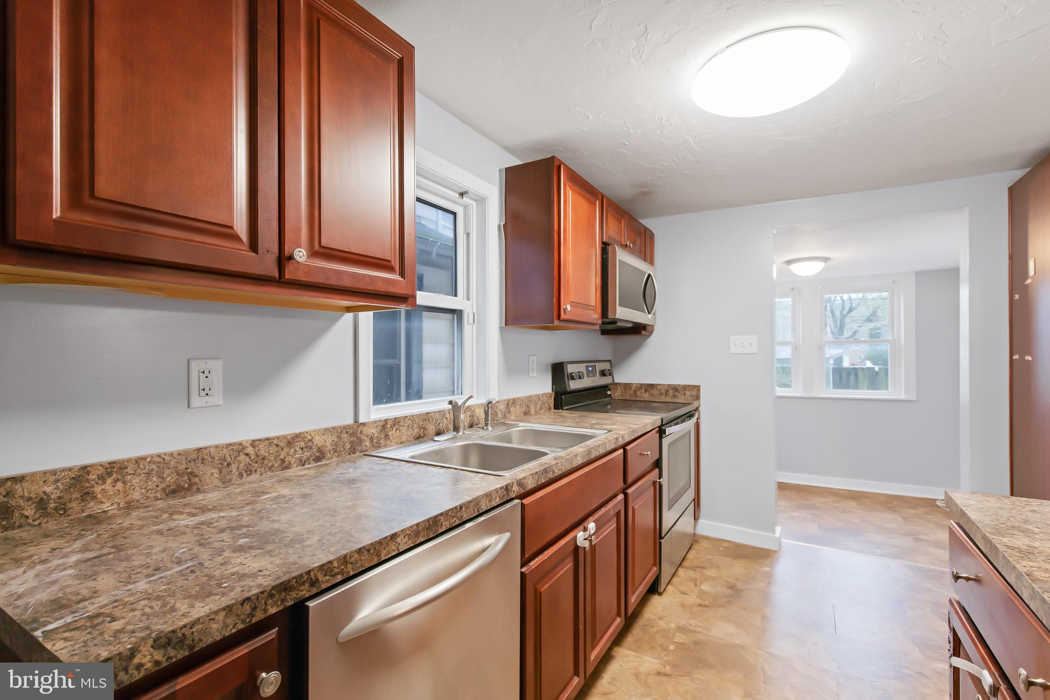 332 Springdale Road York, PA 17403 - Photo 4 of 39 Gallery Image 4