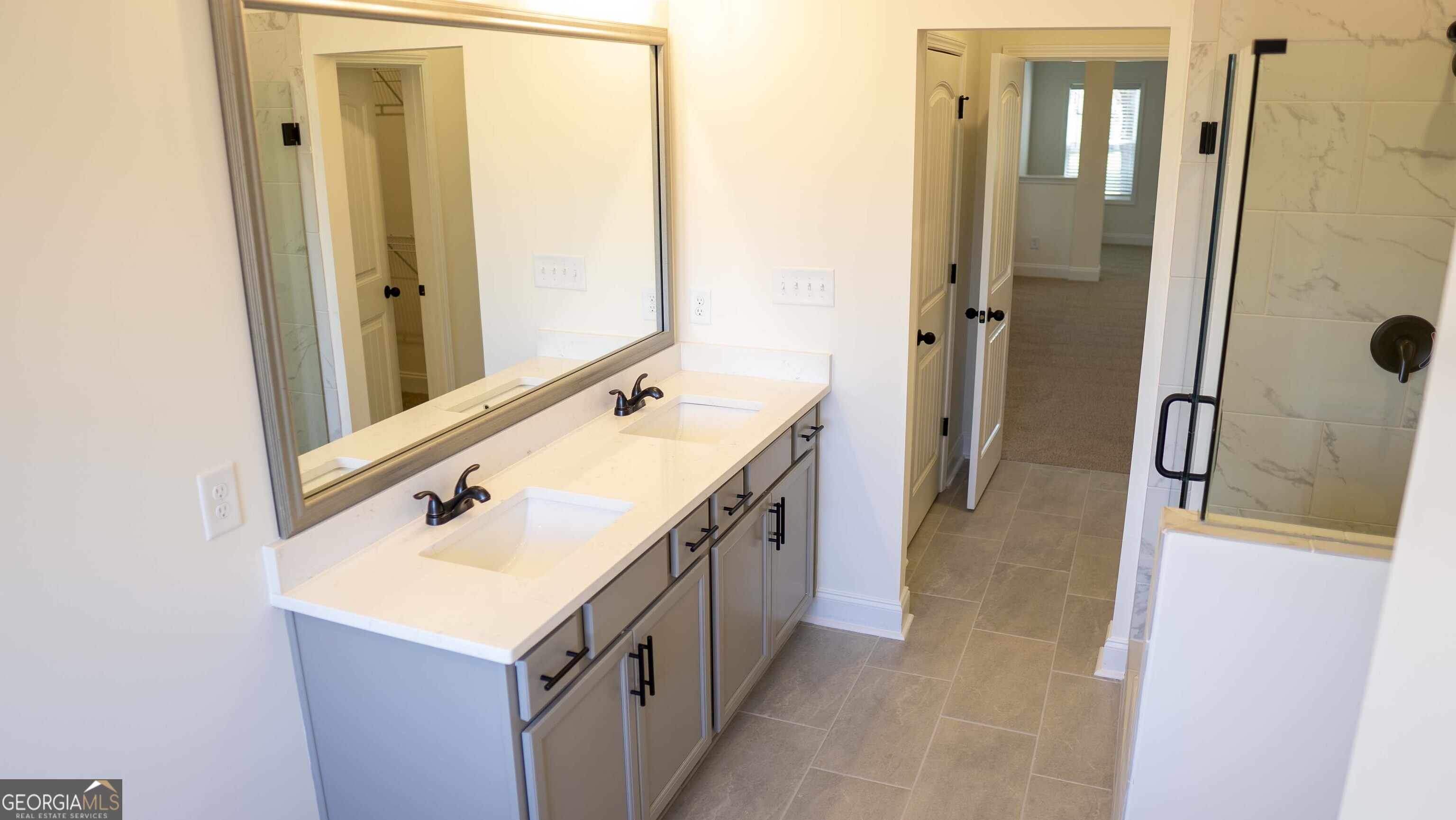 604 Beaver Court Perry, GA 31069 - Photo 23 of 40 a bathroom with a sink a mirror and a bathtub