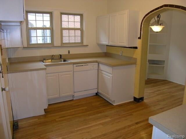 876 Trombley Road Grosse Pointe, MI 48230 - Photo 4 of 29 Kitchen.jpg