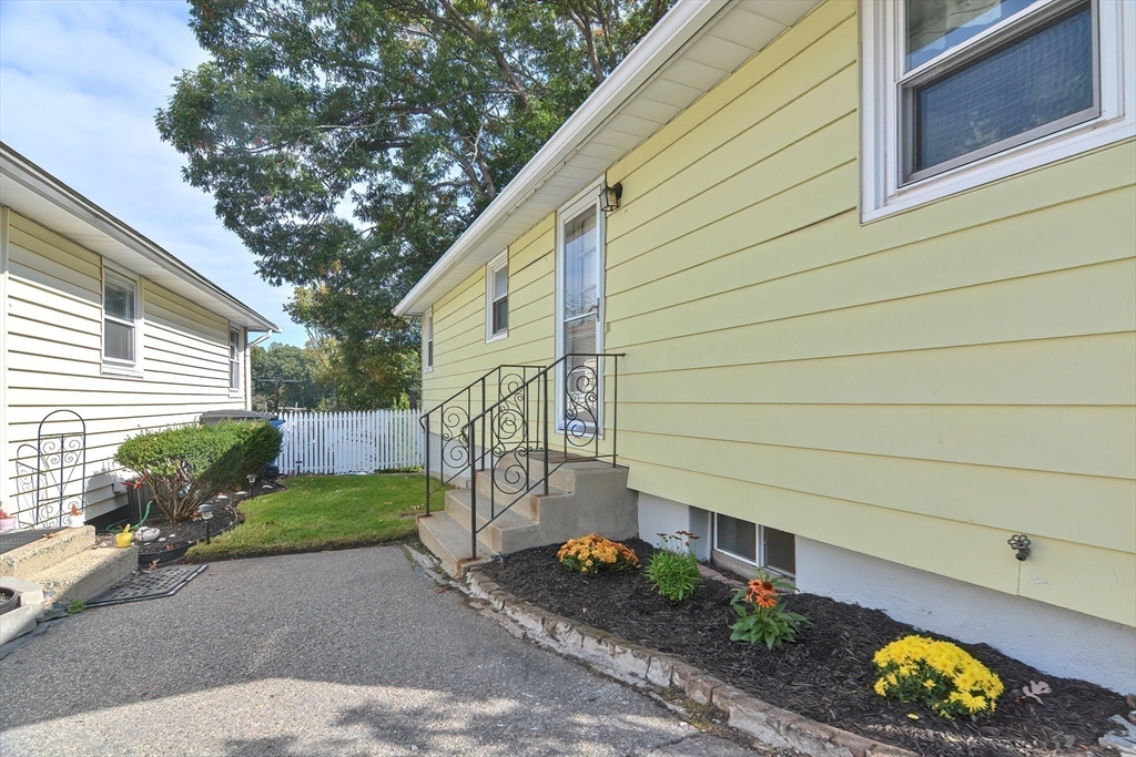 125 College Farm Road Waltham, MA 02451 - Photo 4 of 41 Gallery Image 4