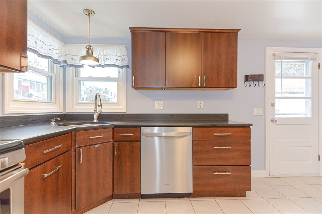 125 College Farm Road Waltham, MA 02451 - Photo 7 of 41 Gallery Image 7
