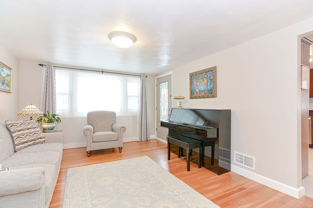 125 College Farm Road Waltham, MA 02451 - Photo 8 of 41 Gallery Image 8
