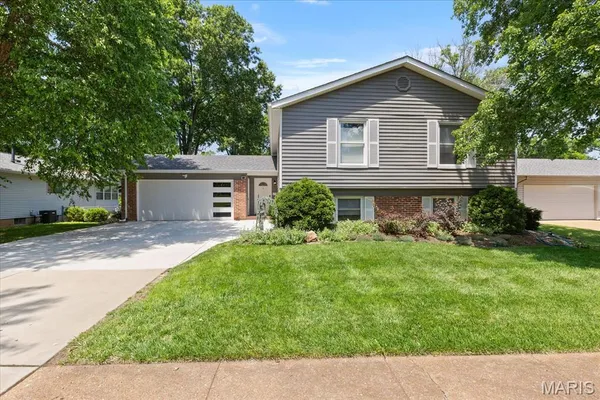 $345,000 | 303 Oakfield Drive, Ballwin, MO 63021