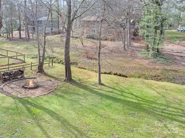 a view of a house with yard and garage