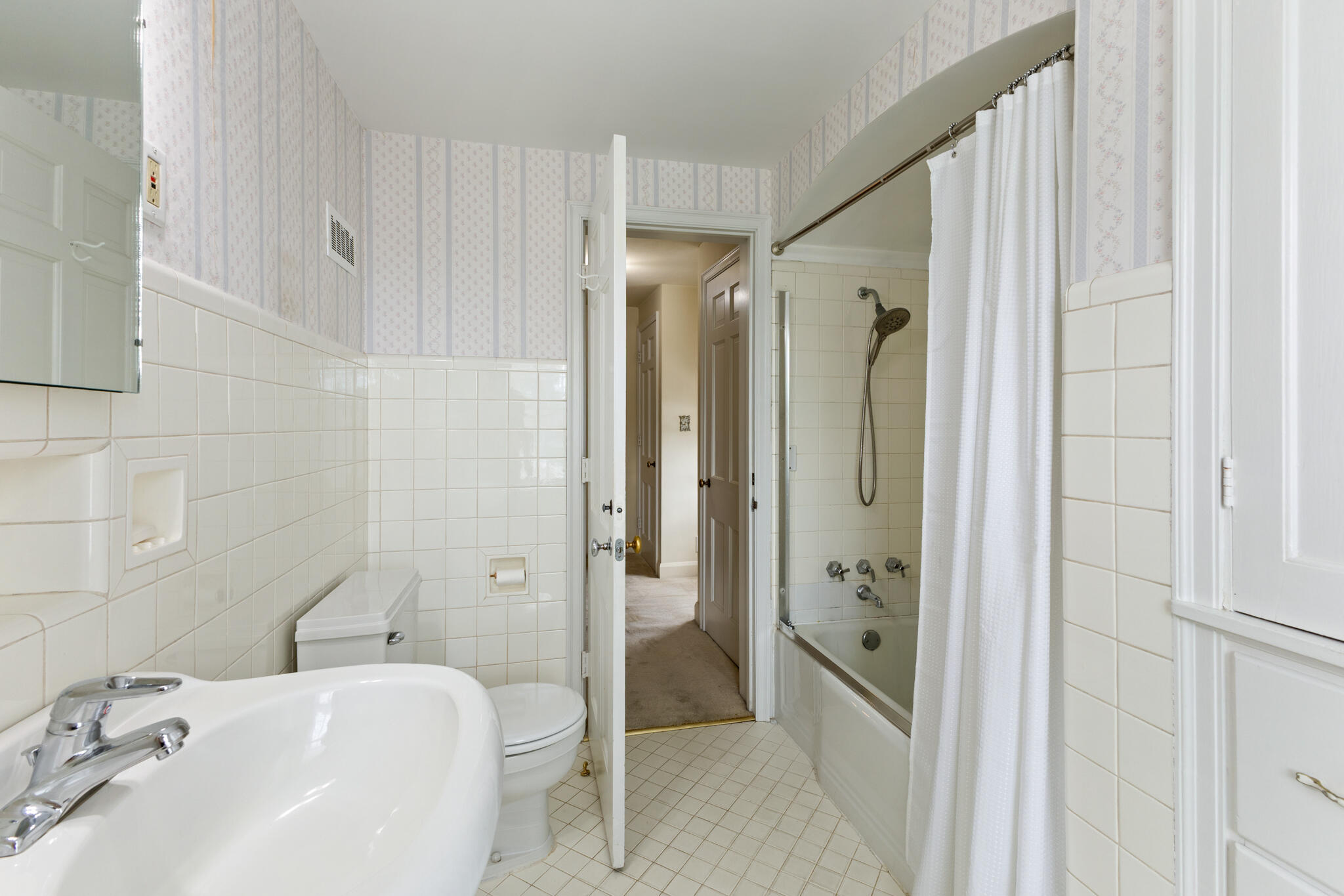 3920 Kinzie Avenue Racine, WI 53405 - Photo 33 of 42 Primary Bathroom