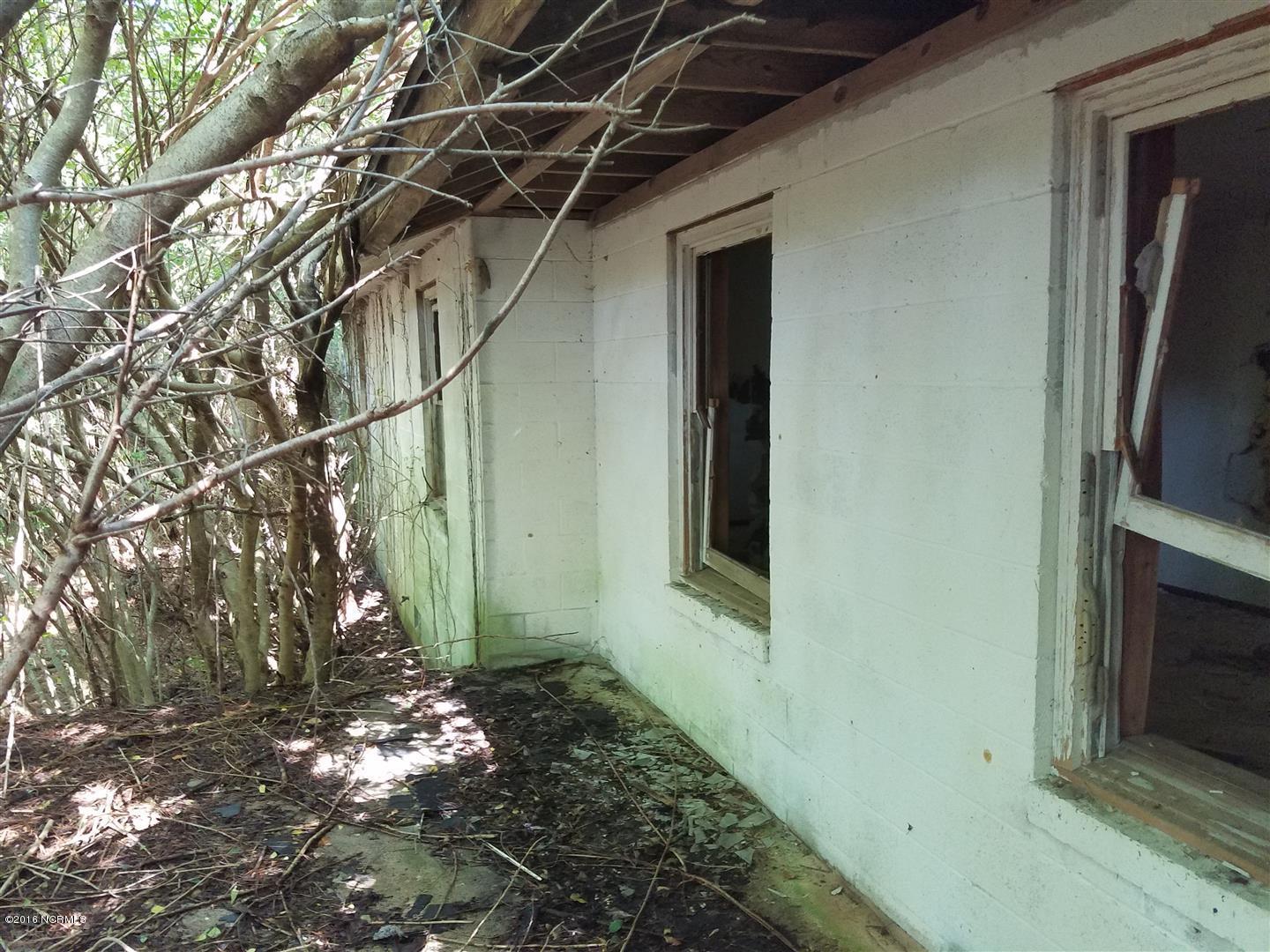 549 Bennett Neck Road Grantsboro, NC 28529 - Photo 1 of 12 30 x 80 Block Home in Poor Condition