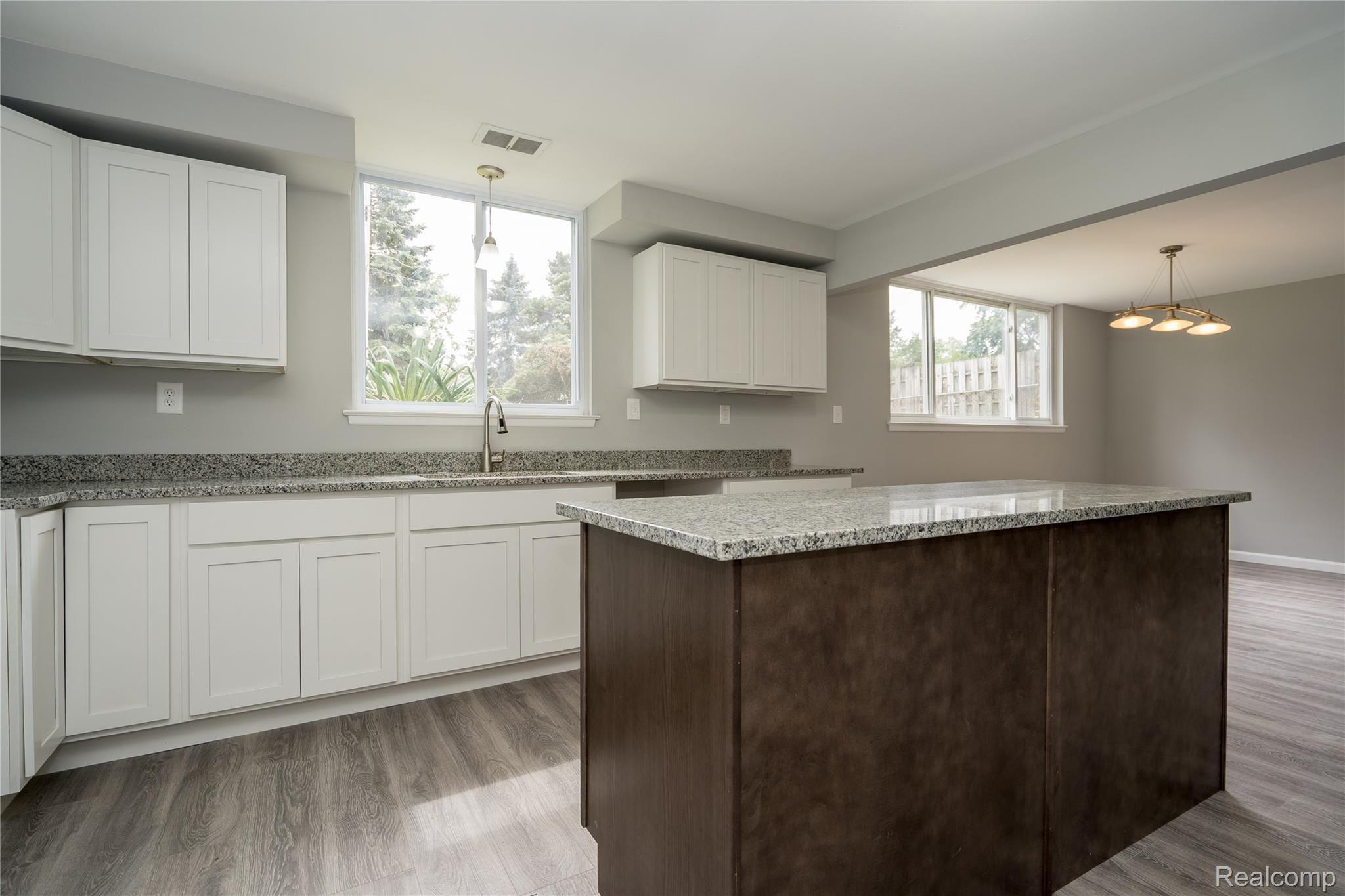 2572 North Trail Road Walled Lake, MI 48390 - Photo 6 of 59 DSC05594.jpg