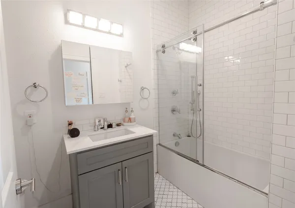 $5,900 | 927 Highland Street, Houston, TX 77009