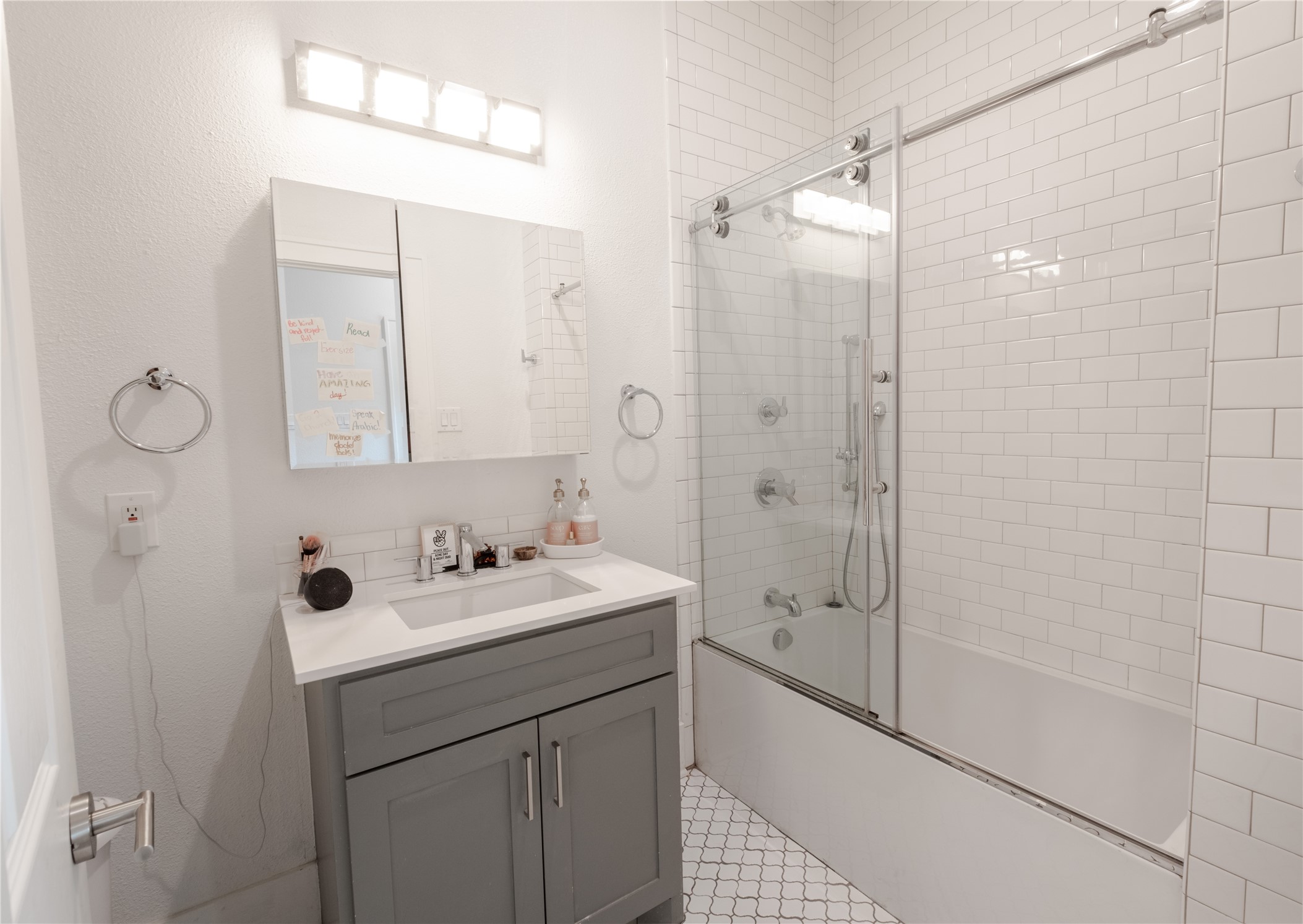 927 Highland Street Houston, TX 77009 - Photo 20 of 24 The shared, hallway bathroom between the two secondary bedrooms.