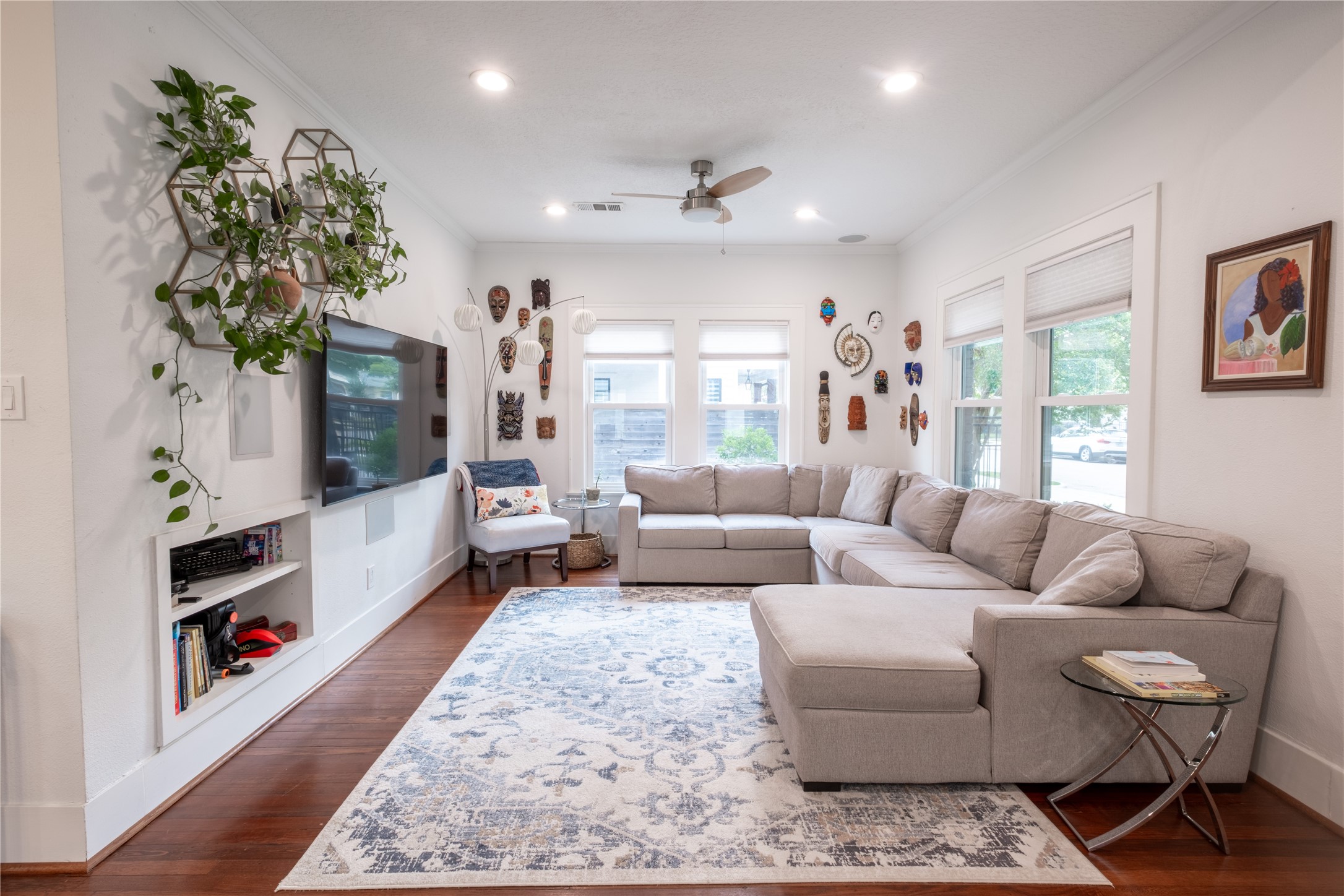 927 Highland Street Houston, TX 77009 - Photo 5 of 24 The living room sits at the front of the home, facing Highland St.