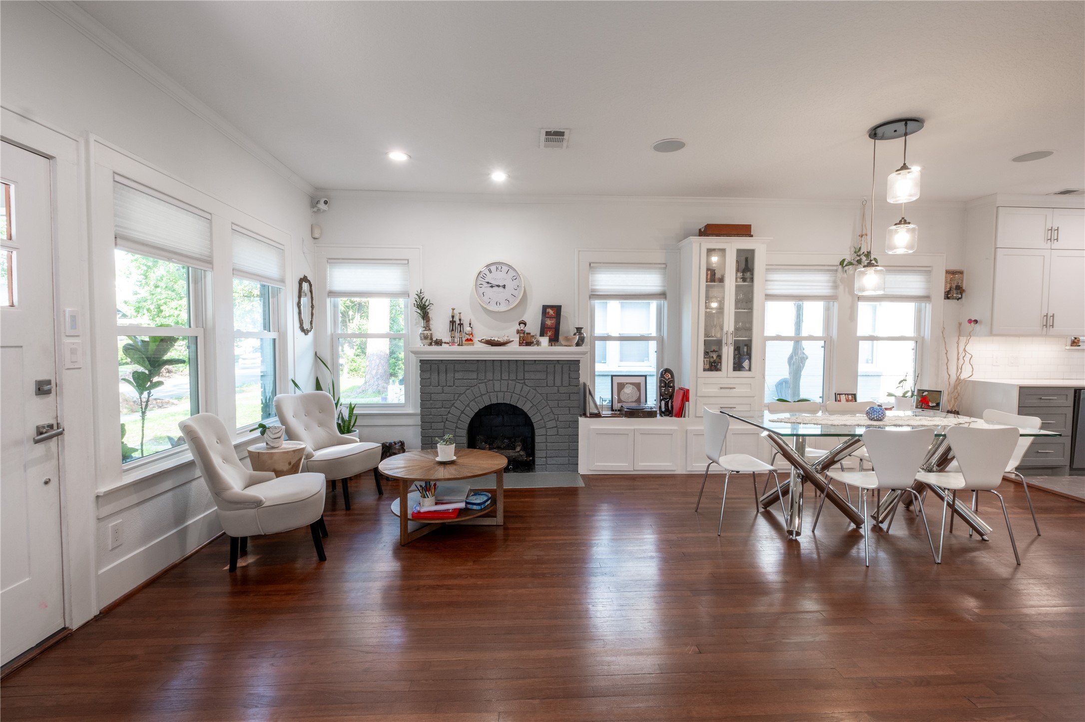 927 Highland Street Houston, TX 77009 - Photo 6 of 24 Across from the living room is a sitting area, great for a pre-dinner drink or morning coffee.