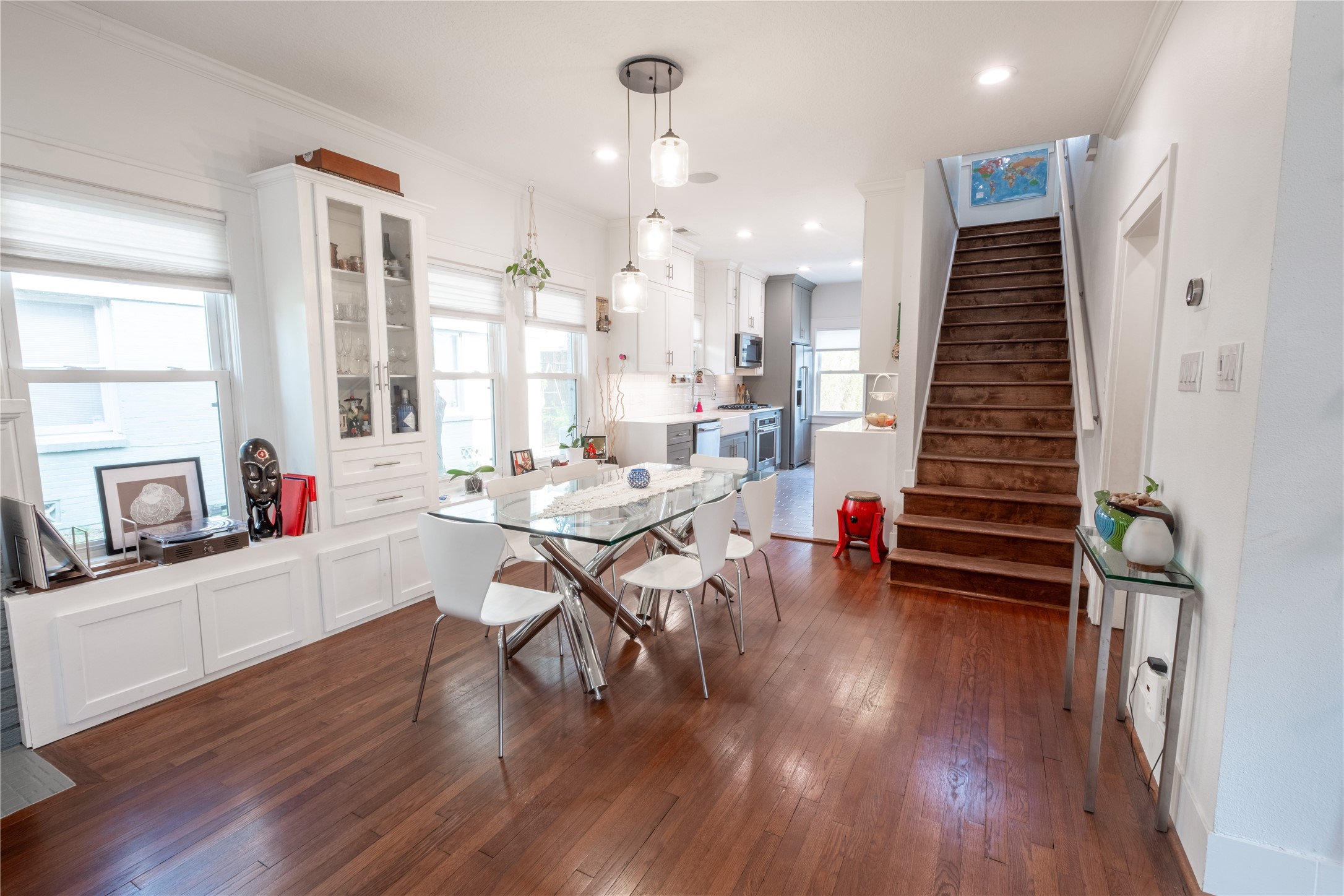927 Highland Street Houston, TX 77009 - Photo 8 of 24 Angle of the dining/kitchen from the entry area.