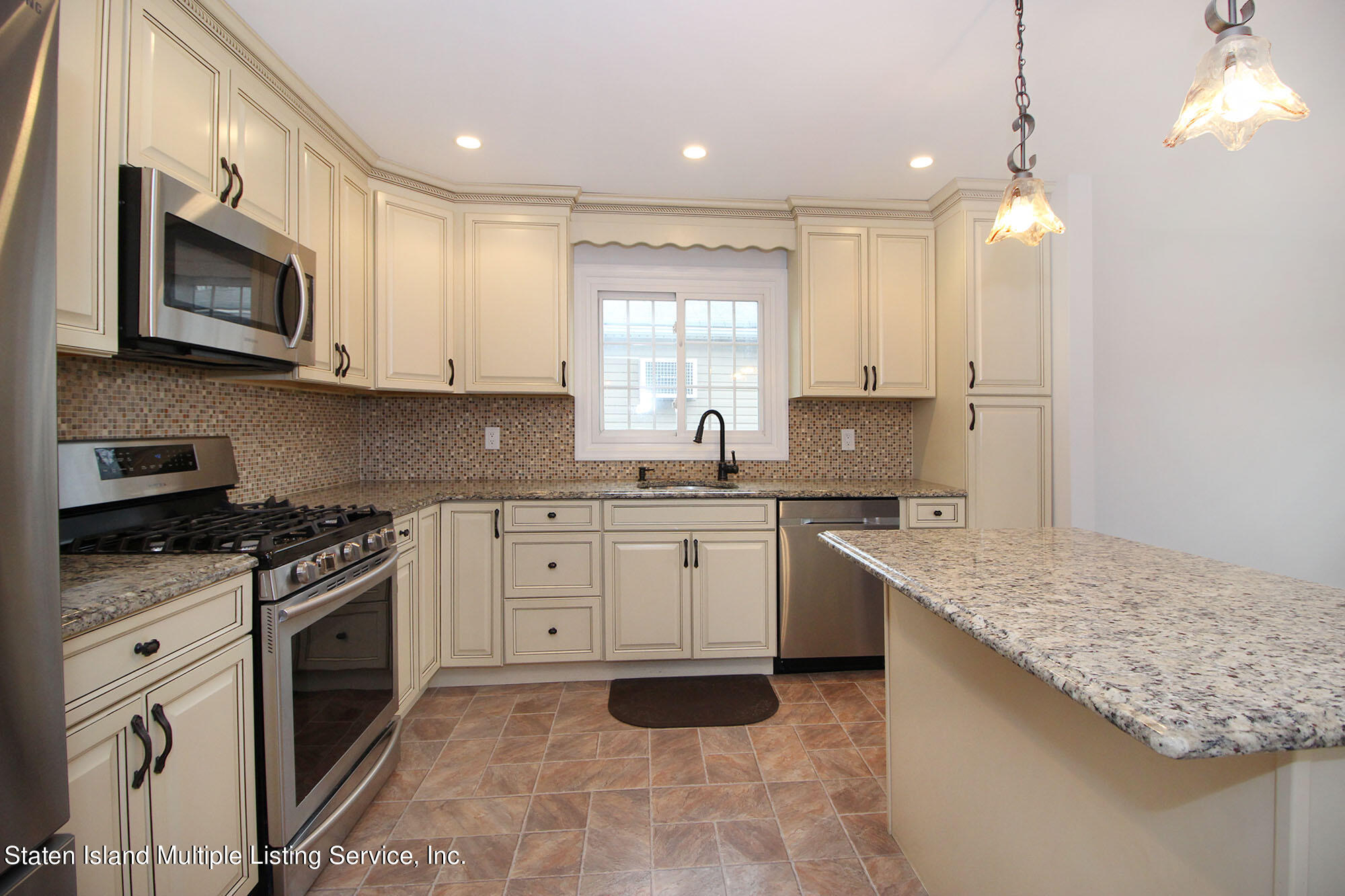 207 Willow Road East Staten Island, NY 10314 - Photo 12 of 41 IMG_3924