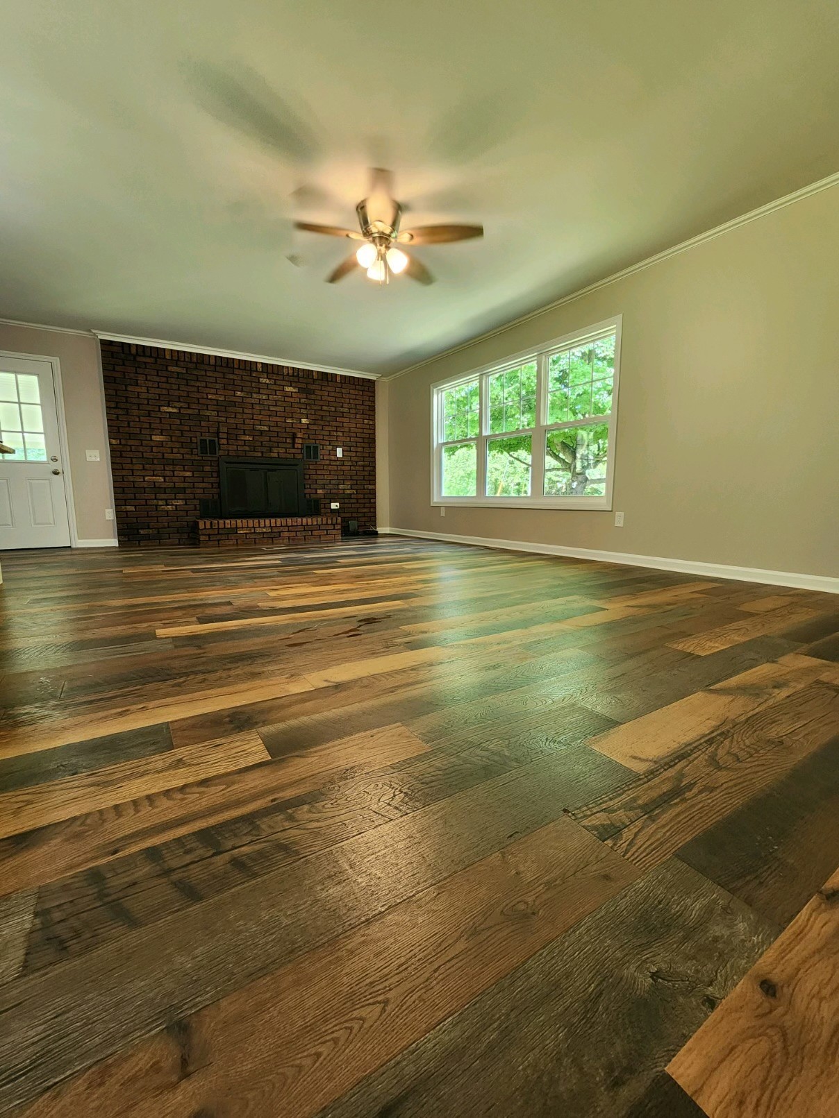 804 Crews Hollow Road Manchester, TN 37355 - Photo 13 of 29 Great Room Plenty of room for the whole family and friends