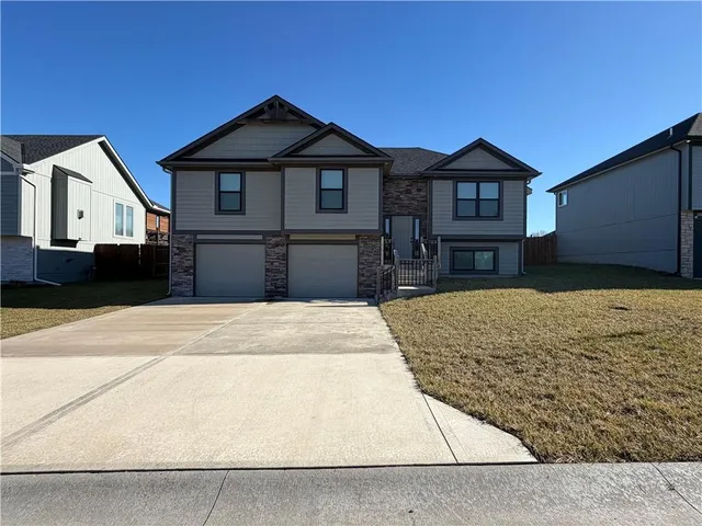 $375,000 | 507 Southwest Meadowood Drive, Grain Valley, MO 64029