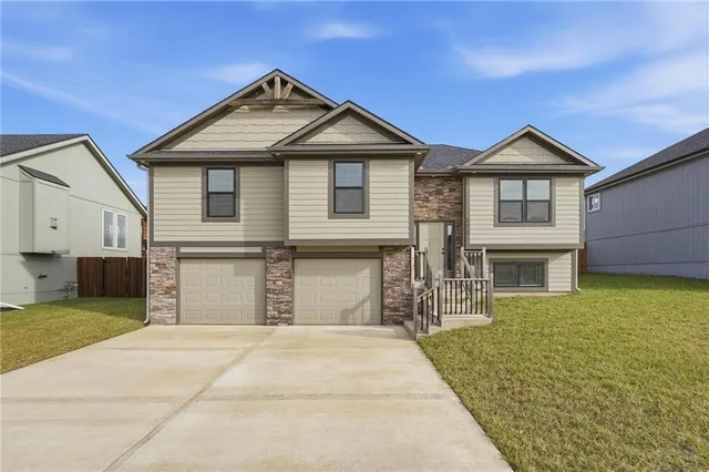 $375,000 | 507 Southwest Meadowood Drive, Grain Valley, MO 64029