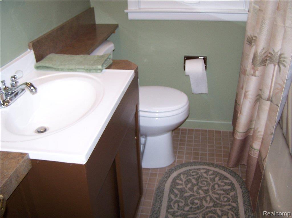525 1st Street Rochester, MI 48307 - Photo 11 of 19 main floor bath