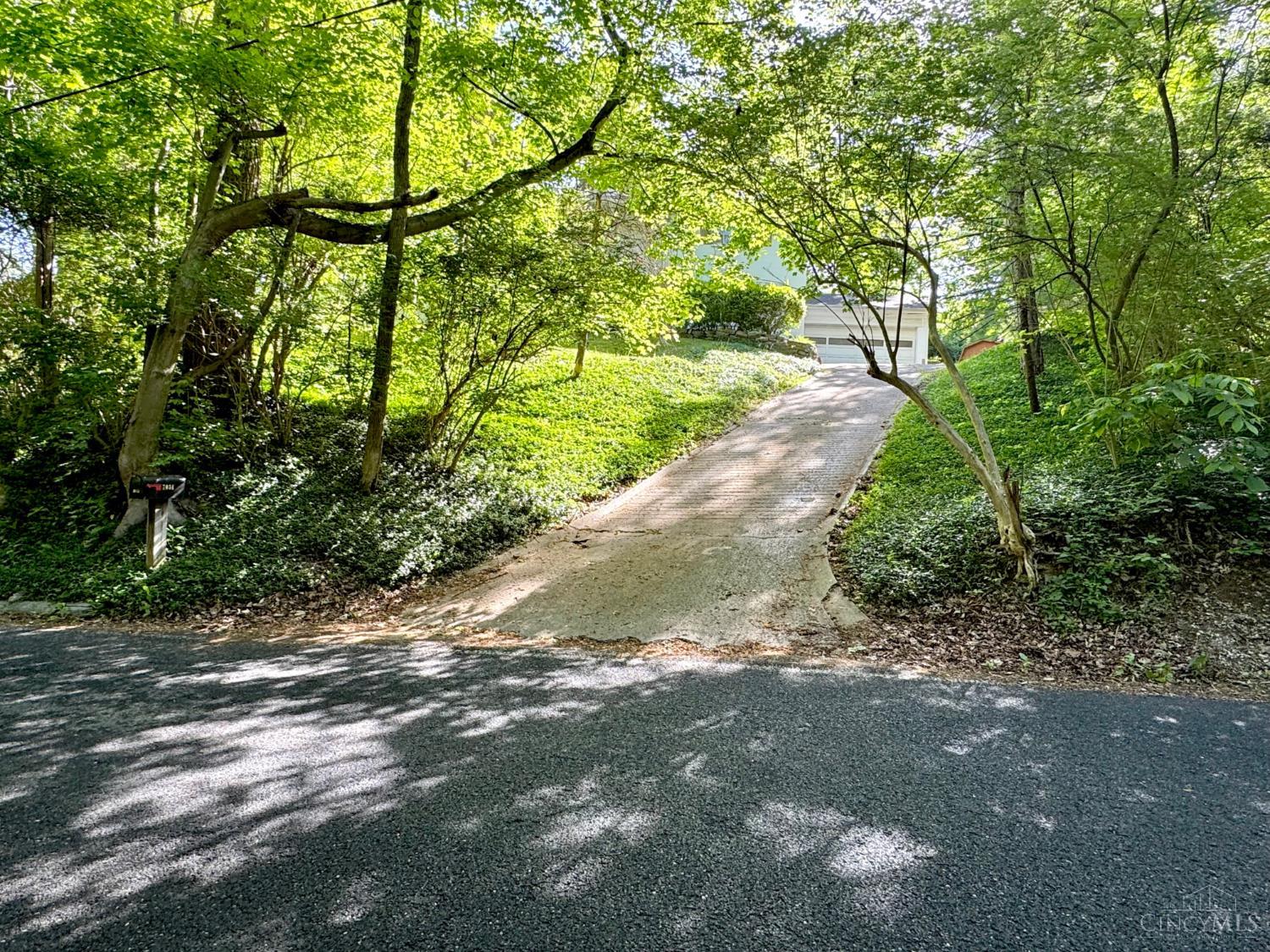 7034 Bridges Road Cincinnati, OH 45230 - Photo 2 of 41