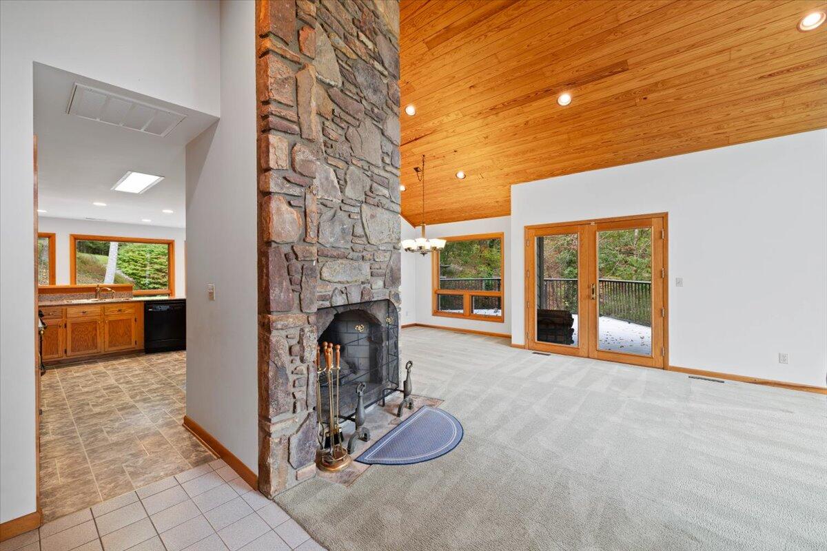 701 Bishop Road Blacksburg, VA 24060 - Photo 19 of 110 V