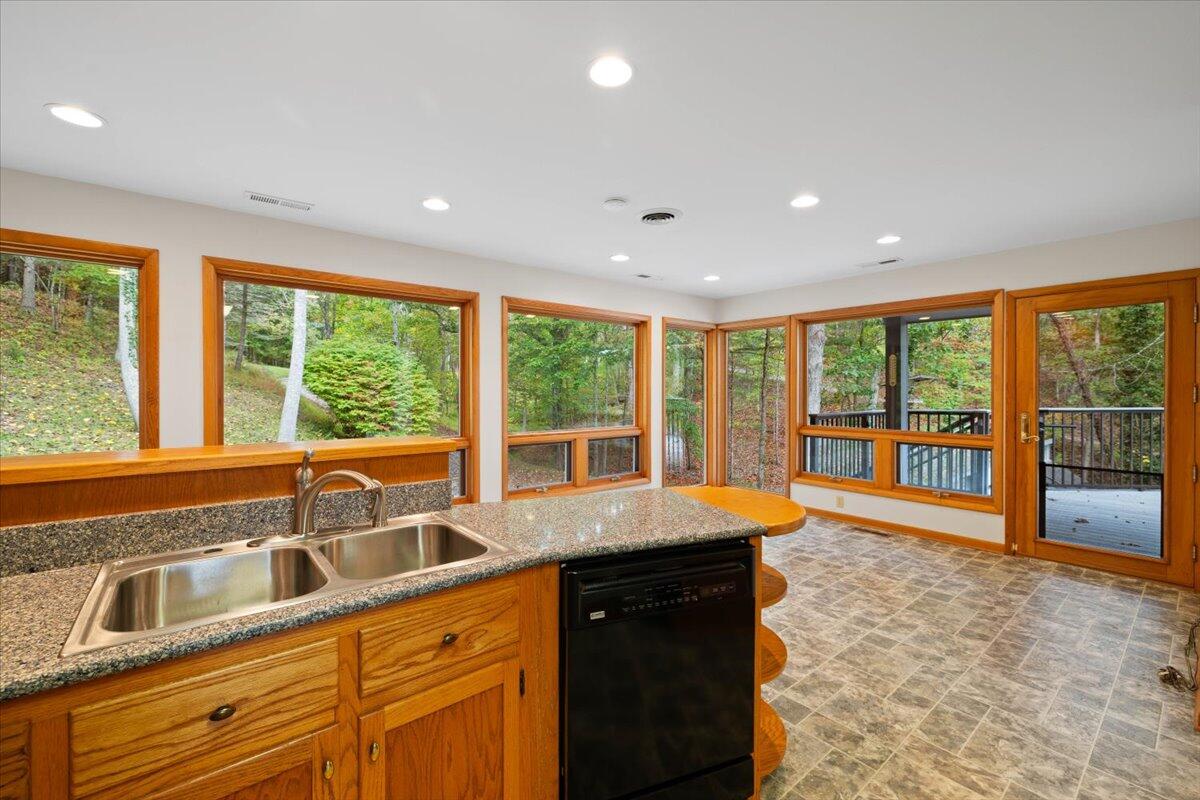 701 Bishop Road Blacksburg, VA 24060 - Photo 23 of 110 Z