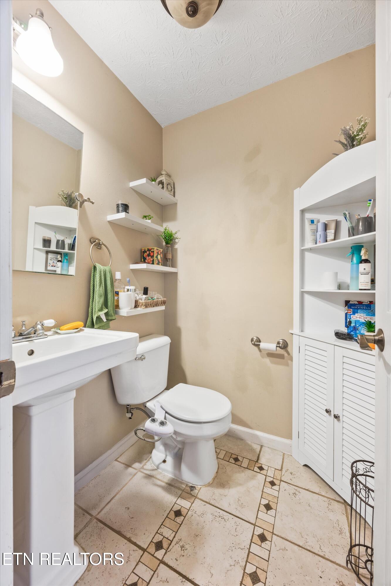 8925 Heathercrest Drive Powell, TN 37849 - Photo 16 of 40 Half Bath - Main Level