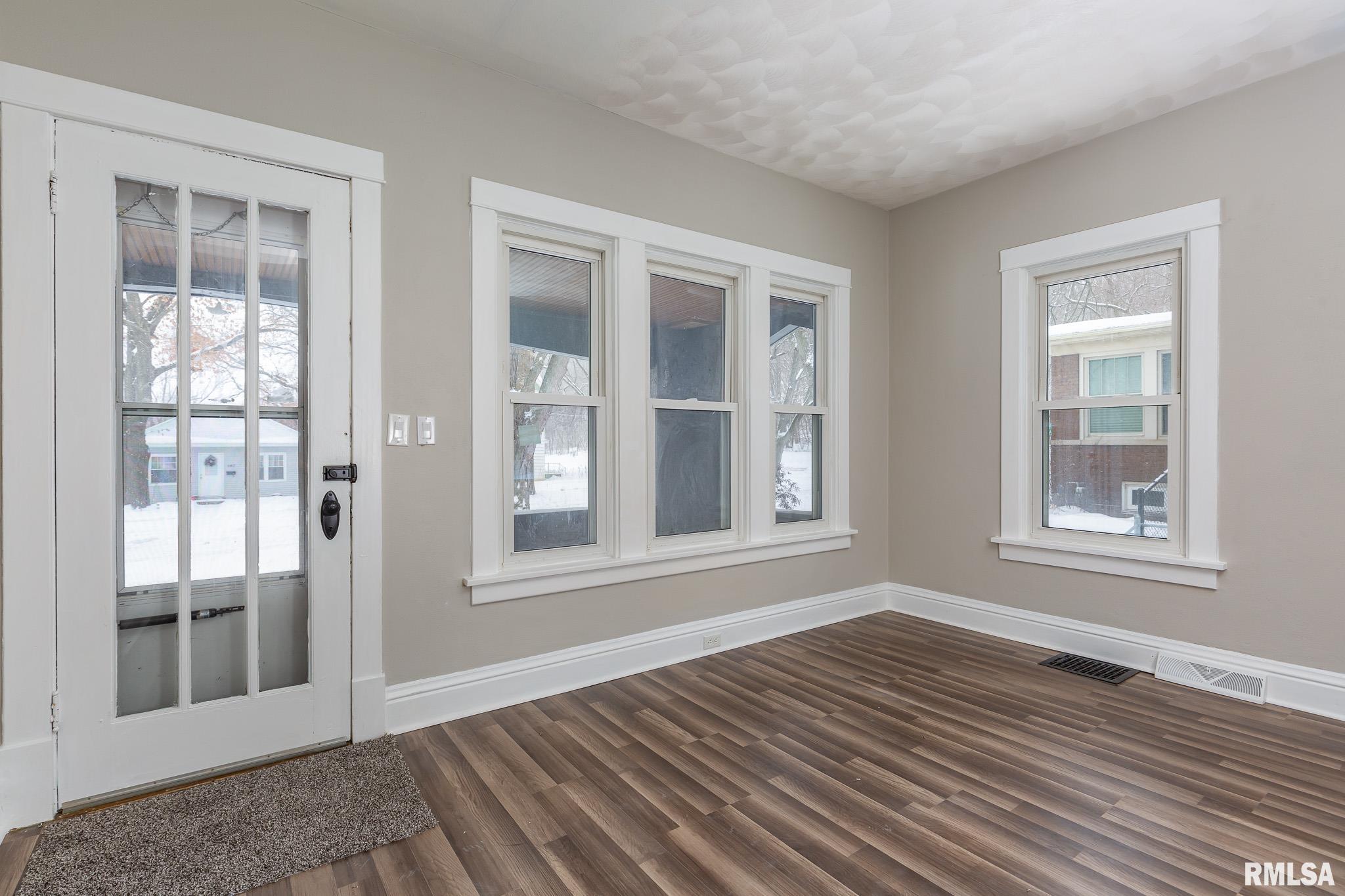 441 40th Street Moline, IL 61265 - Photo 3 of 28 Gallery Image 3
