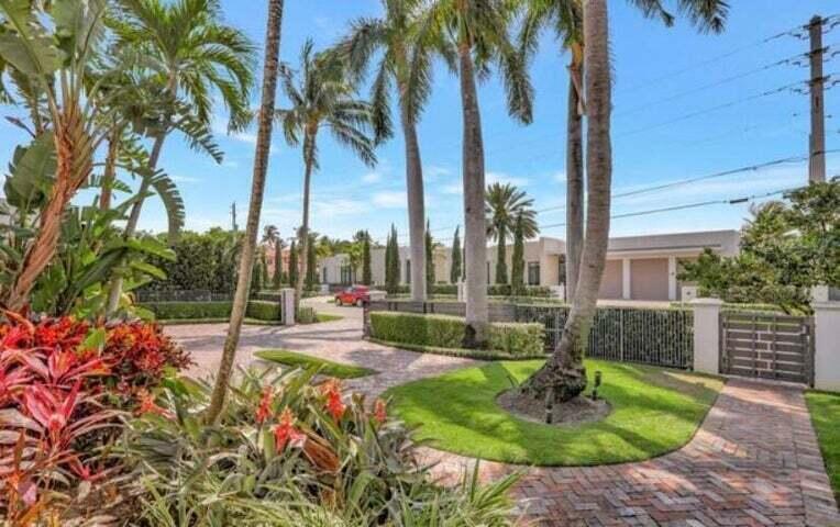 2100 Spanish River Road Boca Raton, FL 33432 - Photo 16 of 38 a garden view with a seating space