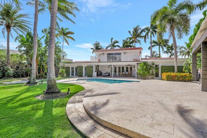 2100 Spanish River Road Boca Raton, FL 33432 - Photo 7 of 38 a front view of a house with fountain and garden