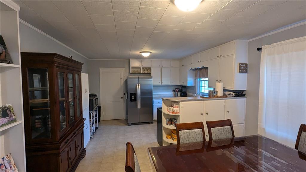 1806 Mack Road Asheboro, NC 27205 - Photo 8 of 32 Large kitchen and dining area