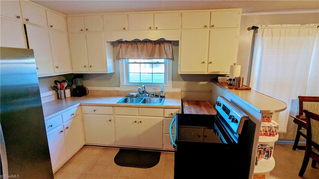 1806 Mack Road Asheboro, NC 27205 - Photo 10 of 32 Kitchen appliances remain