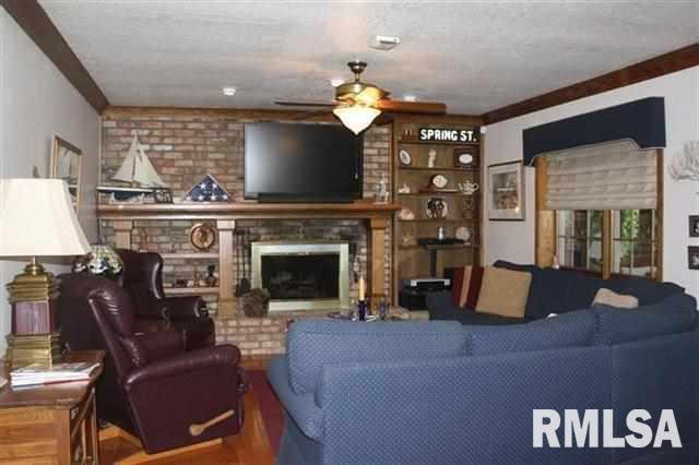 4226 Spring Street Davenport, IA 52807 - Photo 9 of 24 Gallery Image 9