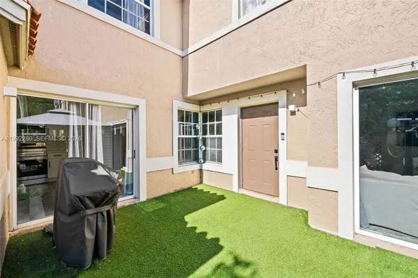 a view of a house with backyard