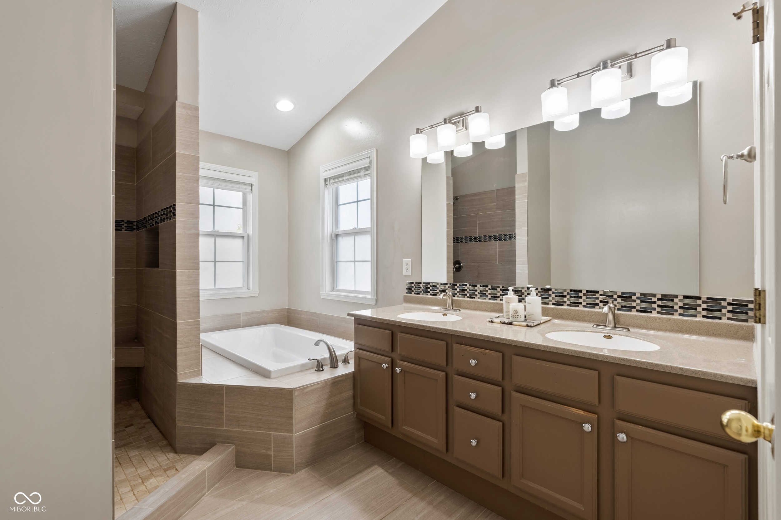 11388 Falling Water Way Fishers, IN 46037 - Photo 18 of 36